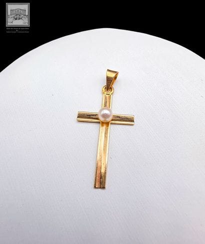 Pendentif en forme de croix
or jaune18K 750/°°°
Poinçon...