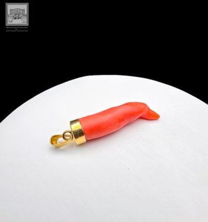 Pendentif sertie de corail
or jaune18K 750/°°°
Ht....