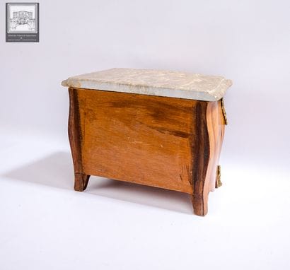 Boîte à bijoux en forme de commode de style...