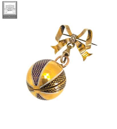 Montre boule de col en or 18K 750/°°°
Ouvrant...