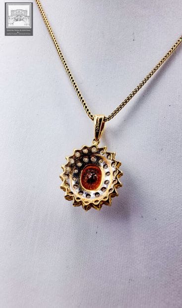 Pendentif + Collier
Or jaune 18K 750/°°°
Pendentif...