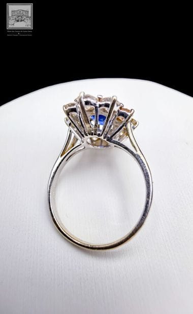 Bague marguerite 
Or gris 18K 750/°°°
Poinçon...
