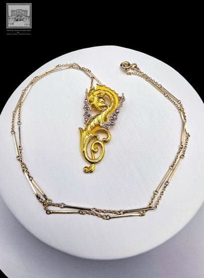 Necklace + pendant with dragon design 
750/°°°...