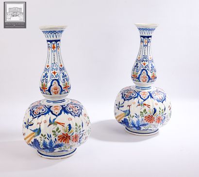 DELFT, dans le goût de, 
Paire de vases bouteille
Faïence...