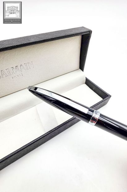 WATERMAN
Stylo bille laqué rouge 
Usure d'usage...