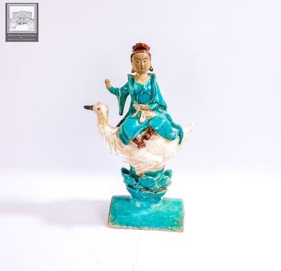 CHINE, 
Tuile faitière en grès émaillé polychrome...