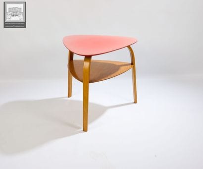 Hugues STEINER (1926-1991)
Table basse triangulaire...