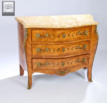 Commode Sauteuse 
Style Louis XV
Décor marqueté...