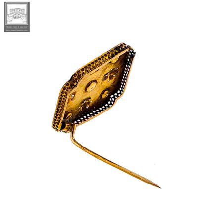 Broche en or 18K 750/°°°
Poinçon tête d'aigle
Sertie...
