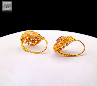 Paire de boucles d'oreille en or jaune 18K...