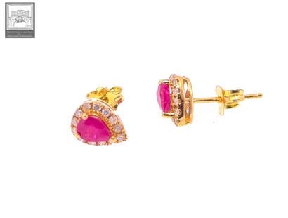 Pair of pear-shaped ear studs in 750°/.(18K)...