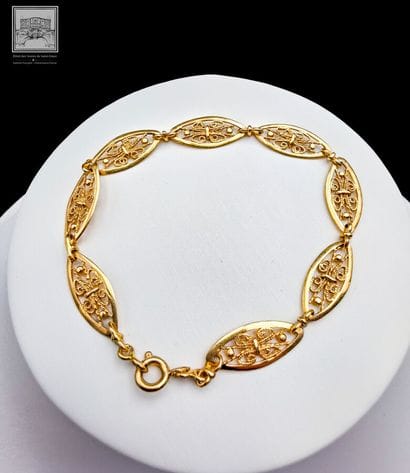 Small bracelet with openwork olive-shaped...