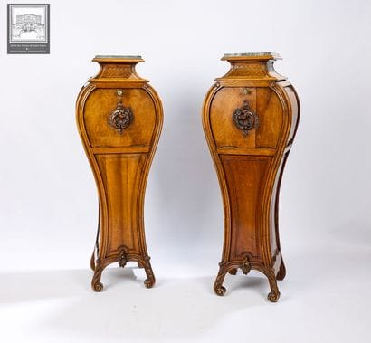 Paire de selettes
Style Louis XV
Bois sculpté
Dessus...