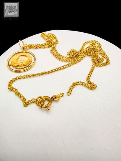 Chaîne + pendentif en or jaune 18K 750/°°°
Poinçon...