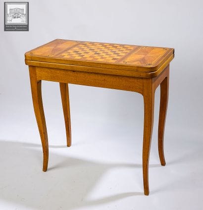 Table à jeux en noyer et bois de placage...