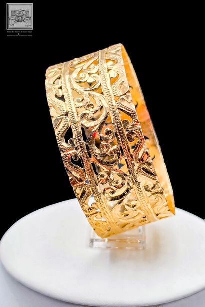 Bracelet rigide ajouré et gravé de motifs...