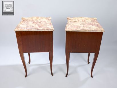 Paire de chevets
Style Louis XV
Bois 
Ouvrant...