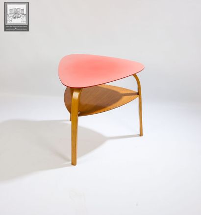 Hugues STEINER (1926-1991)
Table basse triangulaire...