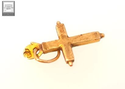 Petite croix en or jaune 18K 750/°°°
Poids...