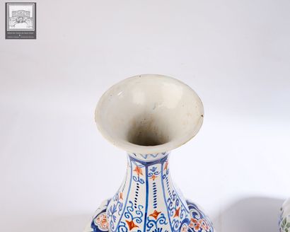 DELFT, dans le goût de, 
Paire de vases bouteille
Faïence...