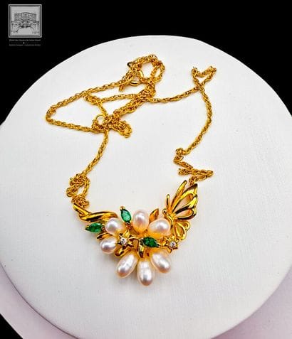 Collier + Pendentif
or jaune 18K 750/°°°...
