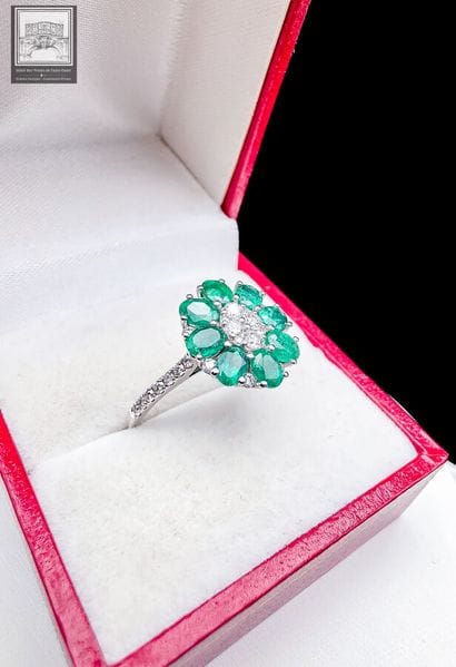 Bague Marguerite en or blanc 750°/.(18K)...