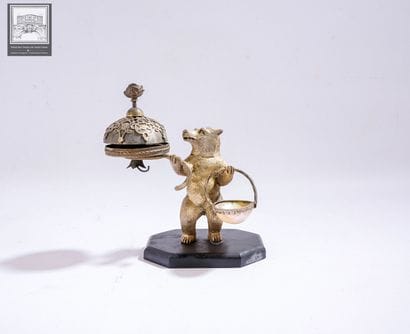 Sonnette figurant un ours 
Ours tenant un...