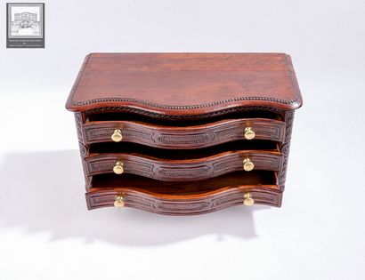 Petite commode de maîtrise 
Amarante massif...