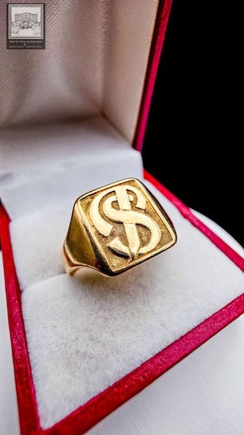 Men's signet ring
Yellow gold 
18K 750/°°°
Marked...