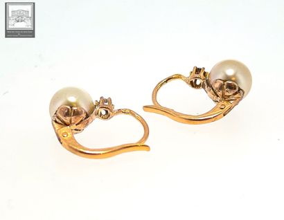 Paire de boucles d'oreille en or 18K 750/°°°
Sertie...