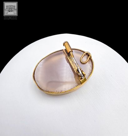 Broche ou pendentif camée en agate
Représentant...