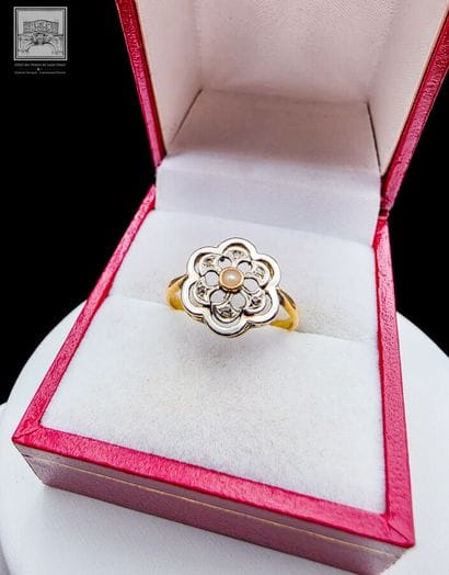 Bague sertie d'une perle au centre et de...