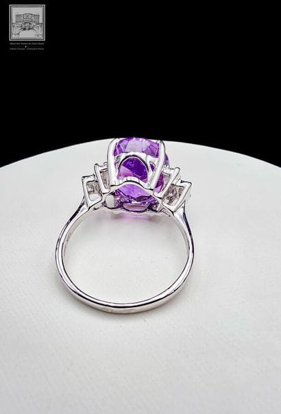 750°/ (18K) white gold ring weighing 4.35...