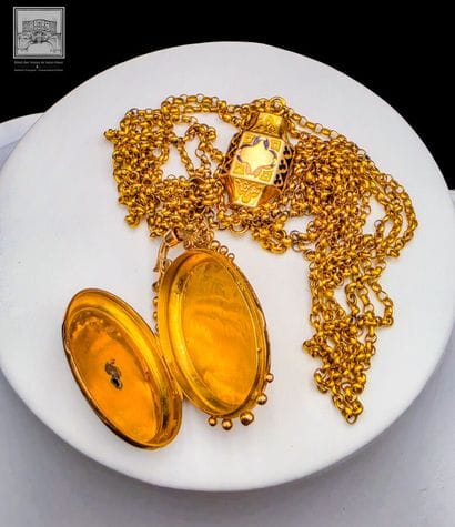 Long necklace with photo pendant, in 18K...
