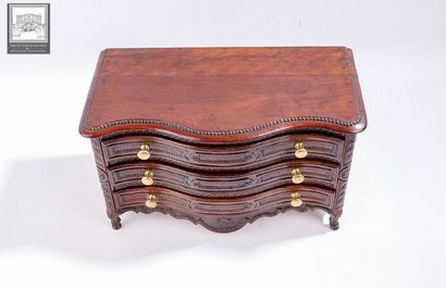 Petite commode de maîtrise 
Amarante massif...