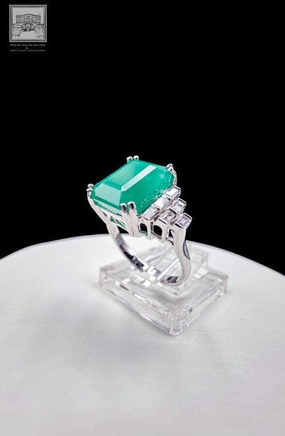 Bague de style Art Déco en or blanc 750°/.(18K)...