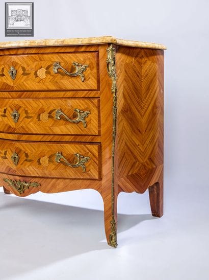 Commode Sauteuse 
Style Louis XV
Décor marqueté...