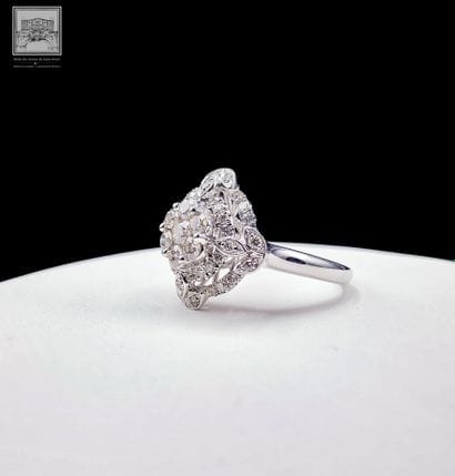 Bague de style Art Déco en or blanc 750°/.(18K)...
