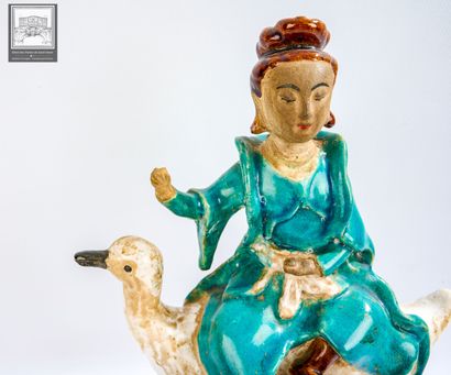 CHINE, 
Tuile faitière en grès émaillé polychrome...