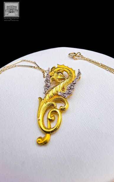 Necklace + pendant with dragon design 
750/°°°...