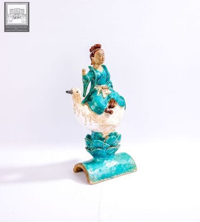 CHINE, 
Tuile faitière en grès émaillé polychrome...