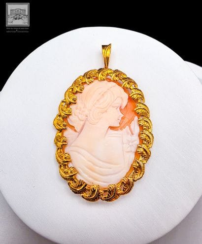 Broche camée coquille
Décor buste de jeune...