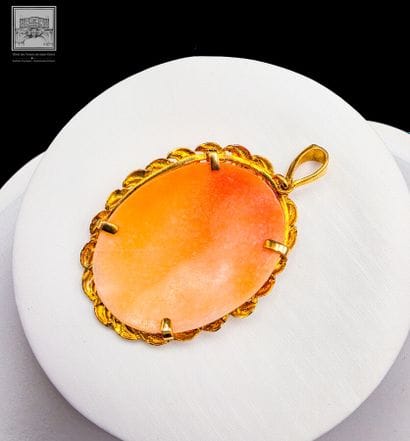 Broche camée coquille
Décor buste de jeune...