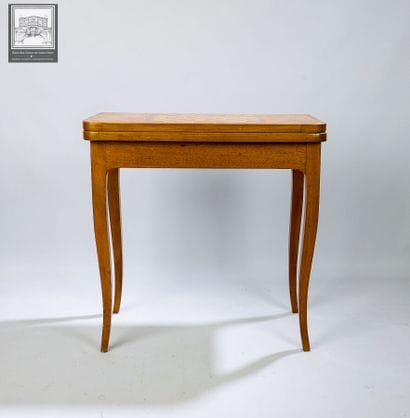 Table à jeux en noyer et bois de placage...