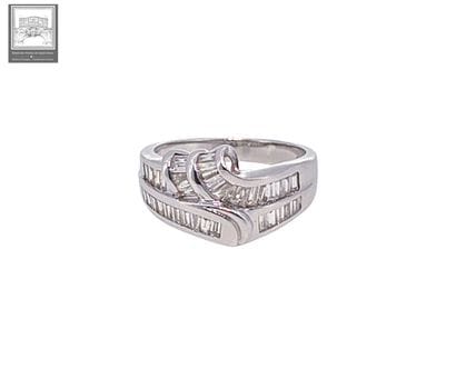 Bague en or blanc 750°/.(18K) 6g15 ornée...