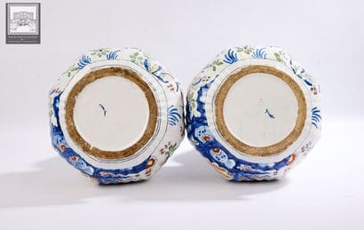DELFT, dans le goût de, 
Paire de vases bouteille
Faïence...