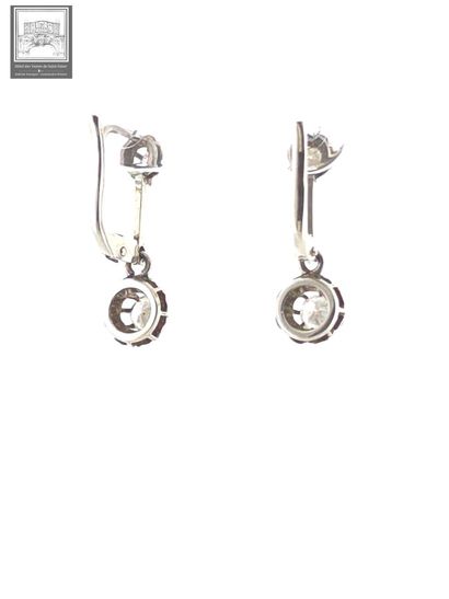Paire de pendants d'oreilles
Or gris 18K...
