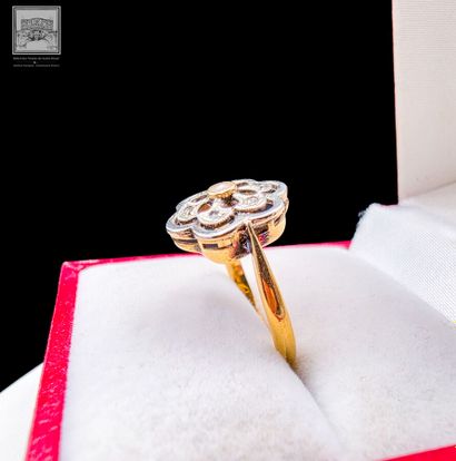 Bague sertie d'une perle au centre et de...