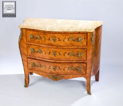 Commode Sauteuse 
Style Louis XV
Décor marqueté...