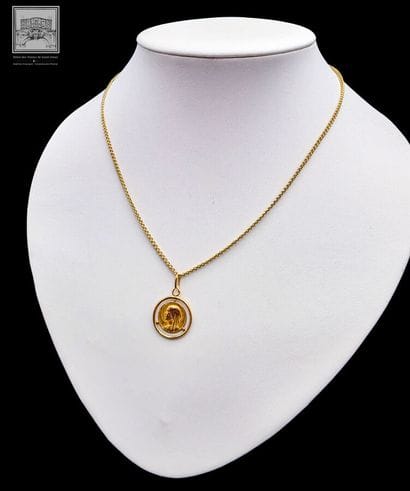 Chaîne + pendentif en or jaune 18K 750/°°°
Poinçon...